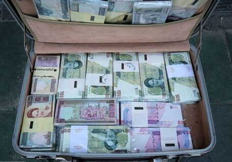 کمبود نقدینگی در بانک‌ها و رونق دلالان اسکناس در فردوسی/ فروش بسته‌های ۵۰ هزار تومانی به قیمت ۹ میلیون تومان!