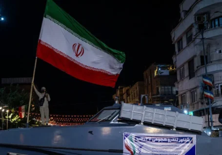 رونمایی از شناور تندروی هجومی ۲۷ رجب در میدان انقلاب