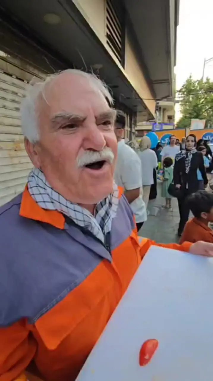 نذر فلافل یک پاکبان در مراسم عید غدیر نذر فلافل یک پاکبان در مراسم عید غدیر