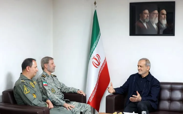 حمایت دولت از تقویت نیروهای مسلح در دیدار پزشکیان و فرمانده کل ارتش حمایت دولت از تقویت نیروهای مسلح در دیدار پزشکیان و فرمانده کل ارتش
