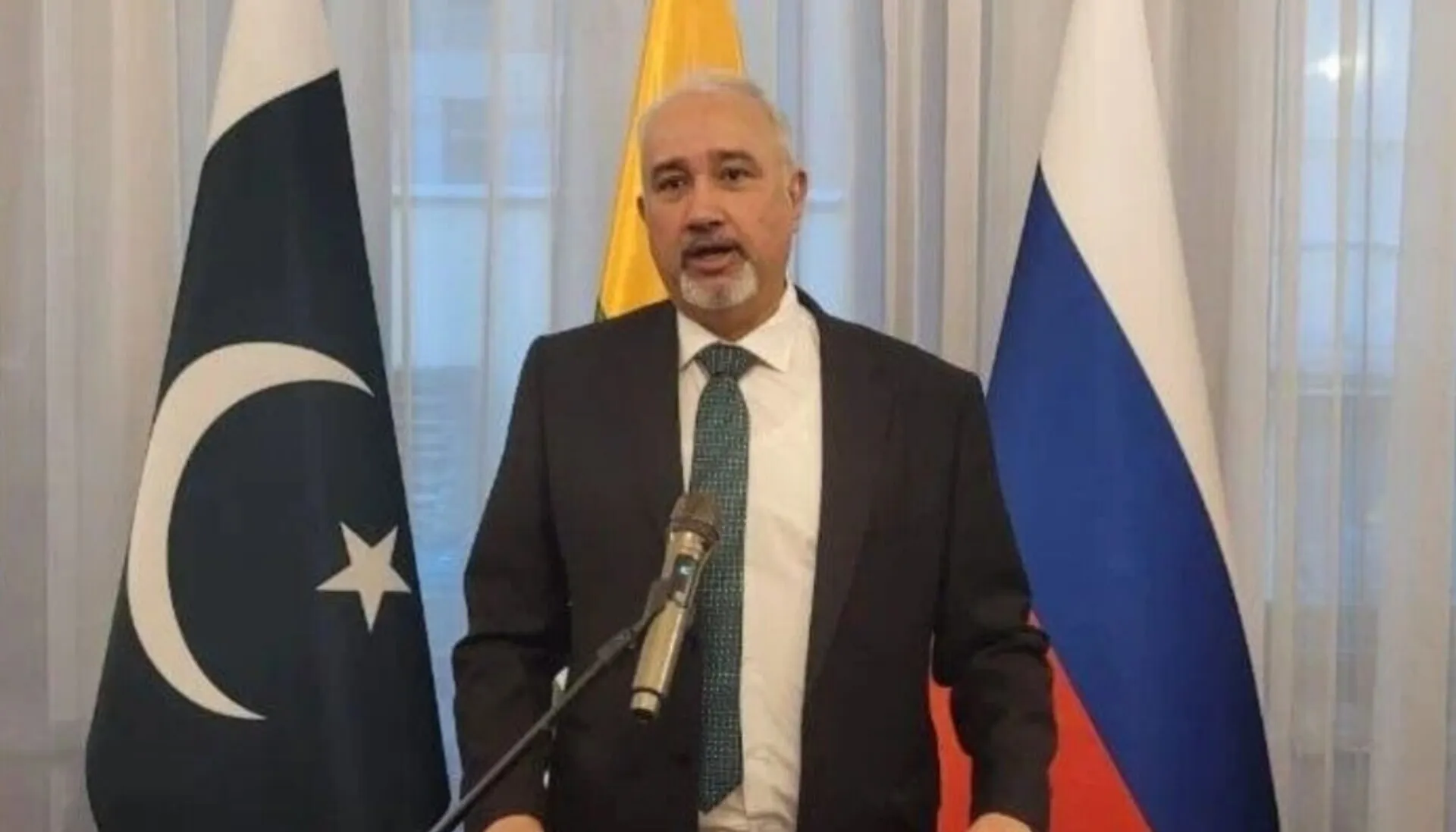 سفیر پاکستان در روسیه: اسلام آباد همچنان آماده میانجی گری و میزبانی مذاکرات ایران و آمریکا است/ وقتی جهان بسیار نزدیک به تشدید درگیری بود، پاکستان توانست آتش بس برقرار کند و آن را چندین بار تمدید کند/ جنگ ها راه حل مشکلات نیستند، به خصوص وقتی که ۲۲ درصد از منابع انرژی جهان از طریق تنگه هرمز تامین می شود