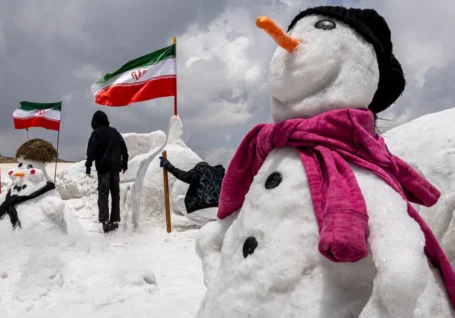 تصاویر دیدنی از پرچم ایران بر دوش آدم برفی ها | ابتکار جالب در ارتفاعات توچال