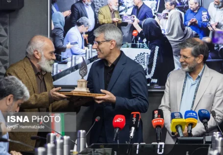 سخنگوی وزارت خارجه نشان ادبی دریافت کرد