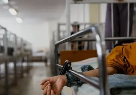 تعطیلی موقت مرکز نگهداری کودکان معلول ذهنی در تهران پس از سوختگی مرسانا و بستن به تخت