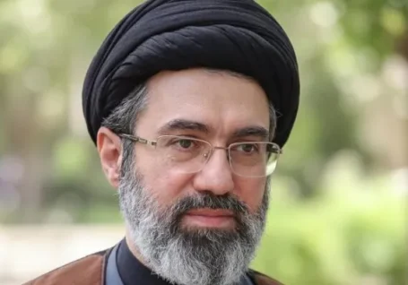 کفش ساده و ایرانی رهبر انقلاب در مراسم رونمایی کتاب