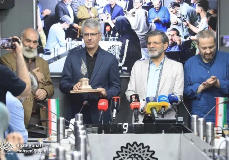 سخنگوی وزارت خارجه نشان ادبی دریافت کرد