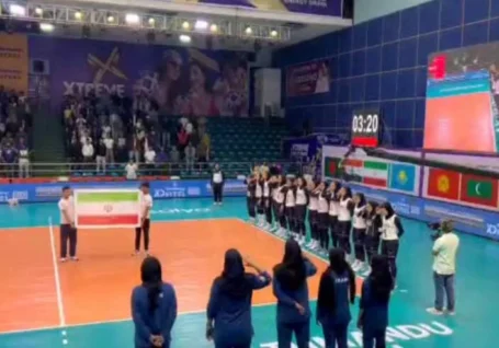 سلام نظامی دختران والیبالیست ایران پیش از فینال مسابقات آسیای مرکزی