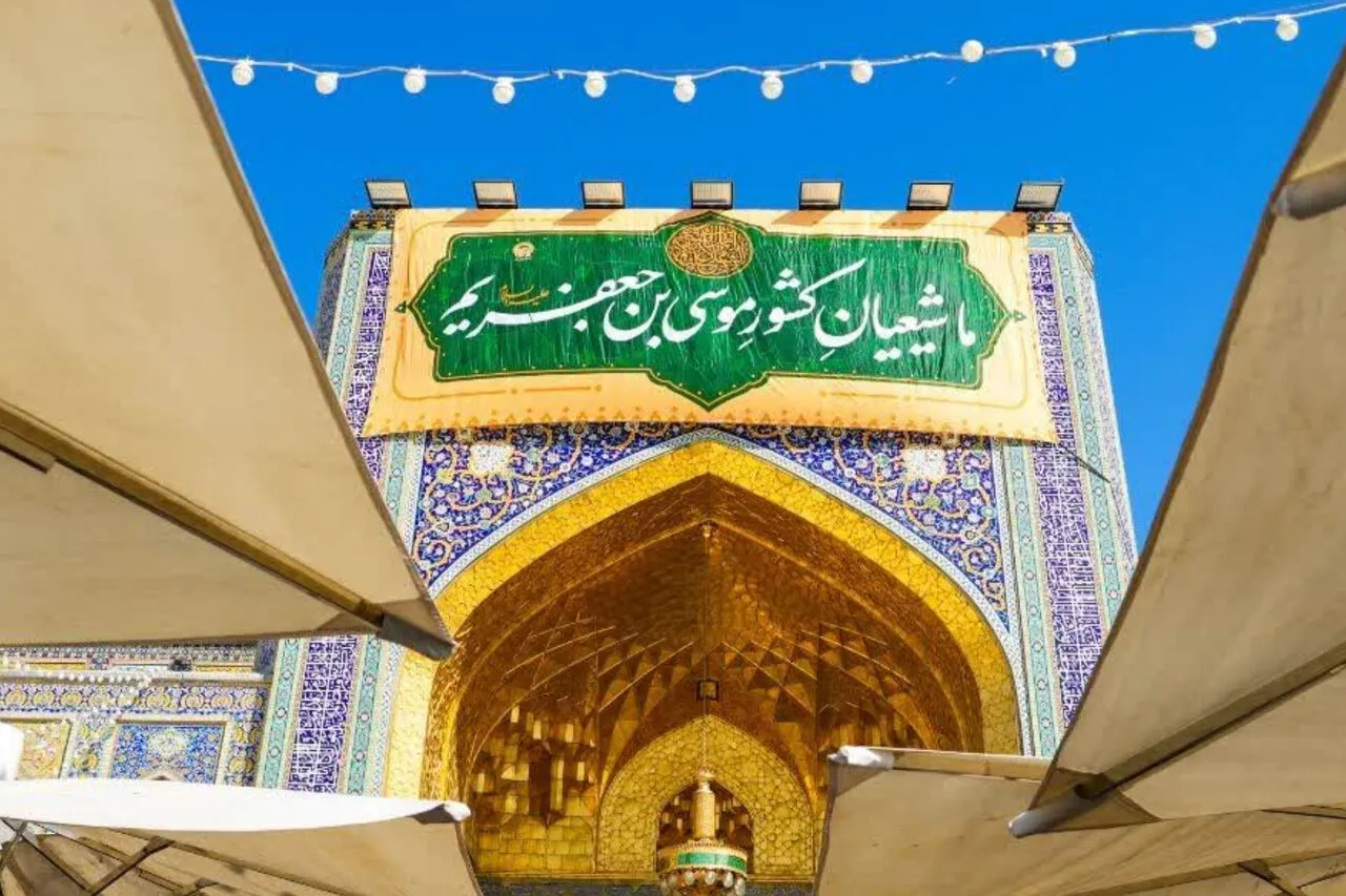 نصب کتیبه های ولادت امام موسی بن جعفر(ع) در حرم حضرت رضا(ع)