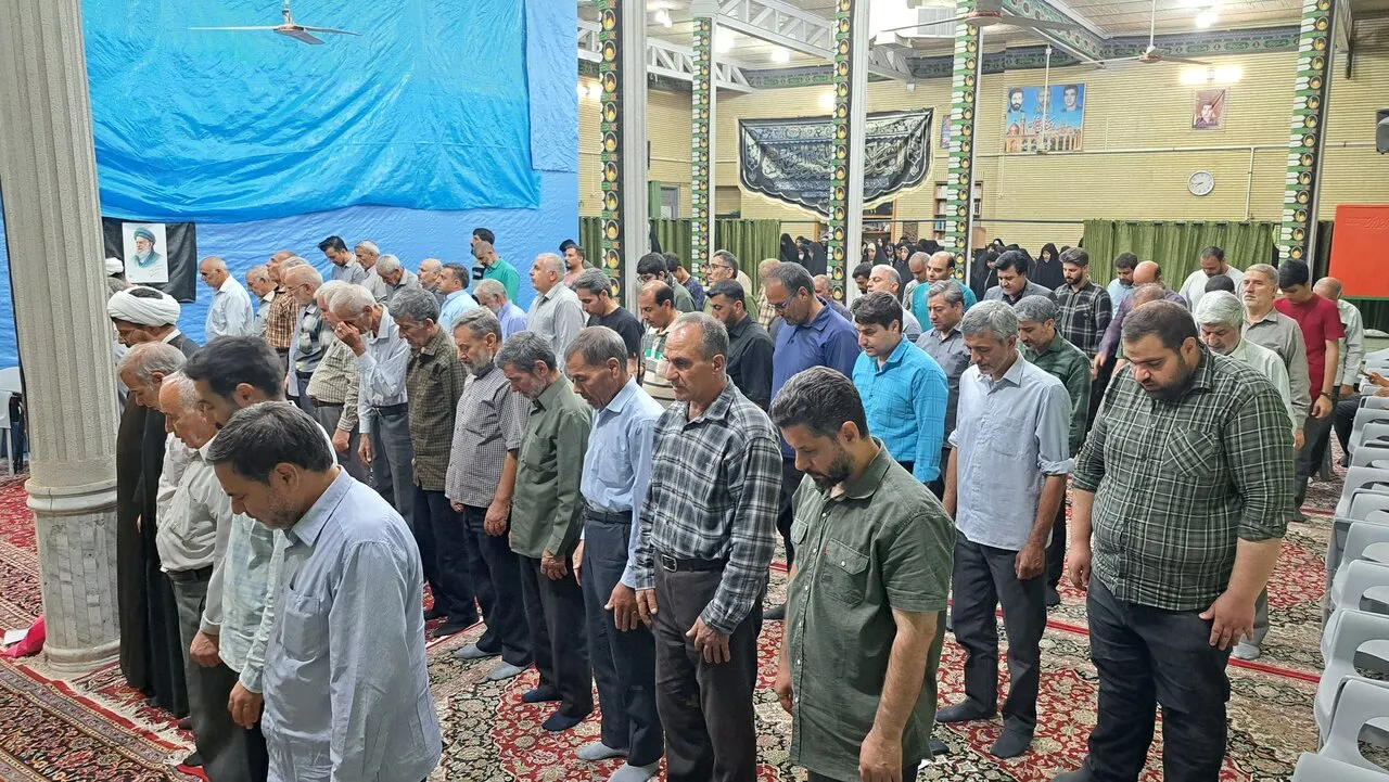 نود و هفتمین شب تجمع حماسی همراه با اقامه نماز استغاثه در اردستان نود و هفتمین شب تجمع حماسی همراه با اقامه نماز استغاثه در اردستان