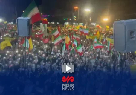 خوشحالی مردم در میدان انقلاب بعد از حمله موشکی ایران به اسراییل