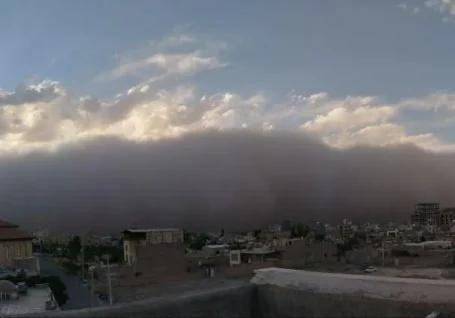 عکس آخر الزمانی از ورود طوفان خاک به شهر کاشان